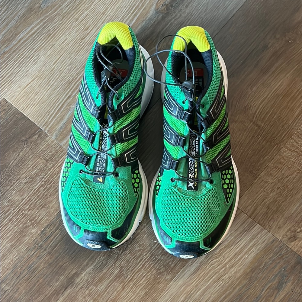 Salomon SZ 9 Green and Black Sneakers with Breathable Mesh and Cushioned Midsole